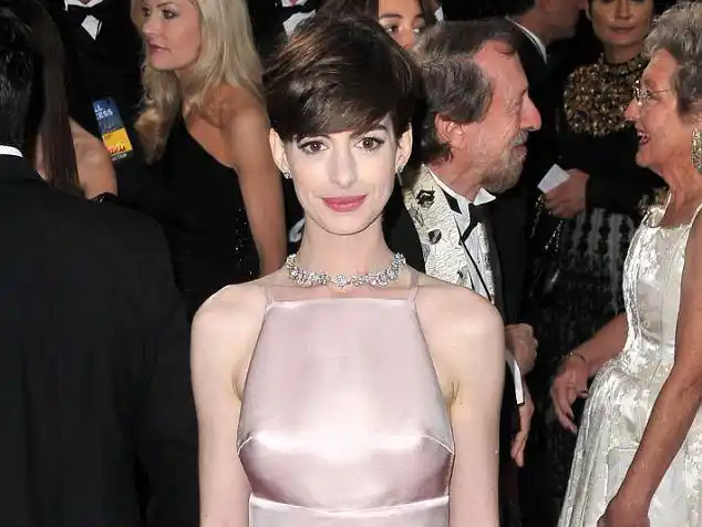 好莱坞女星流行真空街拍 "激凸"出街好时尚(图)