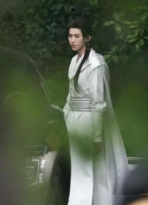 奔跑吧9头扎小辫手拿竹笛蔡徐坤白衣古装造型精美来袭