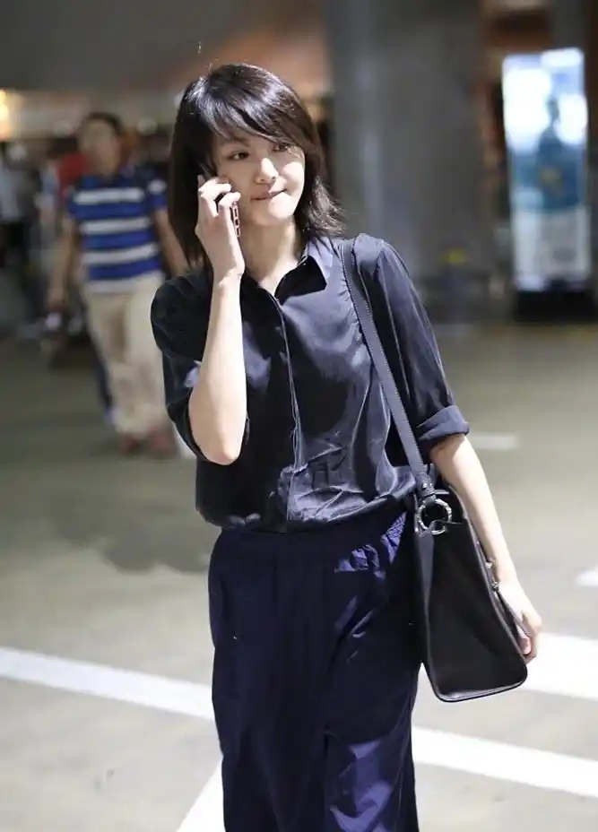 路人镜头下素颜的郑爽:图1稍显娇羞,图5看起来很苍白!