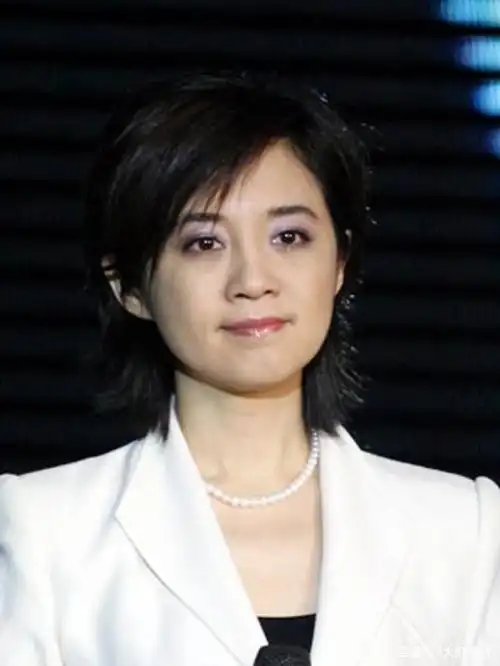 主持人许戈辉,因"插足"别人婚姻被央视开除,51岁过成这样