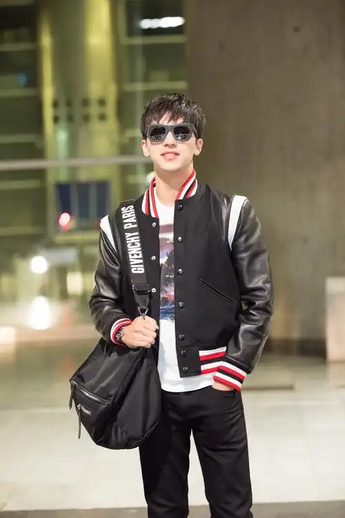 笑容满分!许魏洲时装周巴黎机场到达