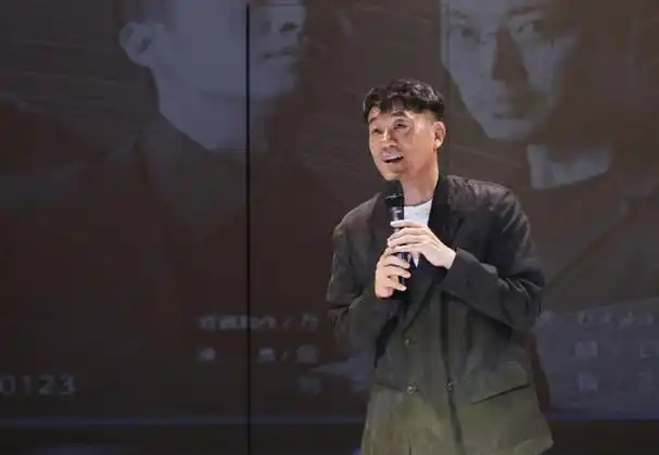 回顾何冰38岁第一次演男主娶同桌做老婆为何结婚几十年0绯闻