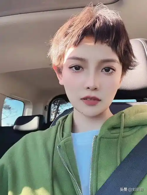 今夏热门发型,狗啃锯齿刘海短发,引领个性时尚新潮流