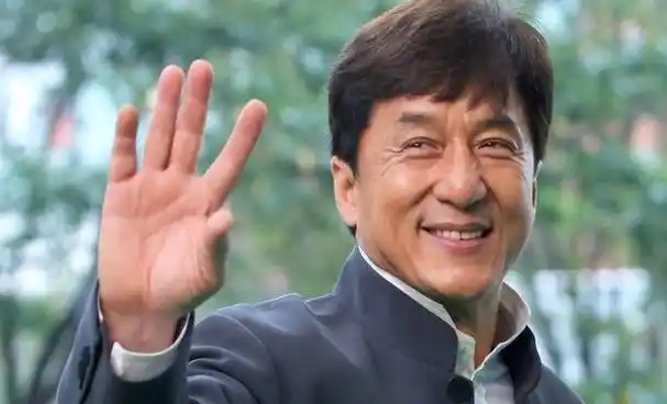 "成龙头发胡子全白了,他真的老了.