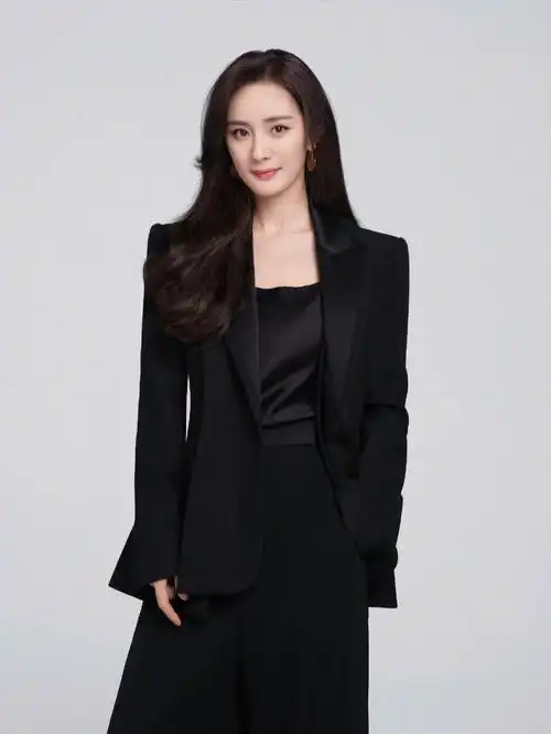 今天的杨幂是帅气利落西装小幂