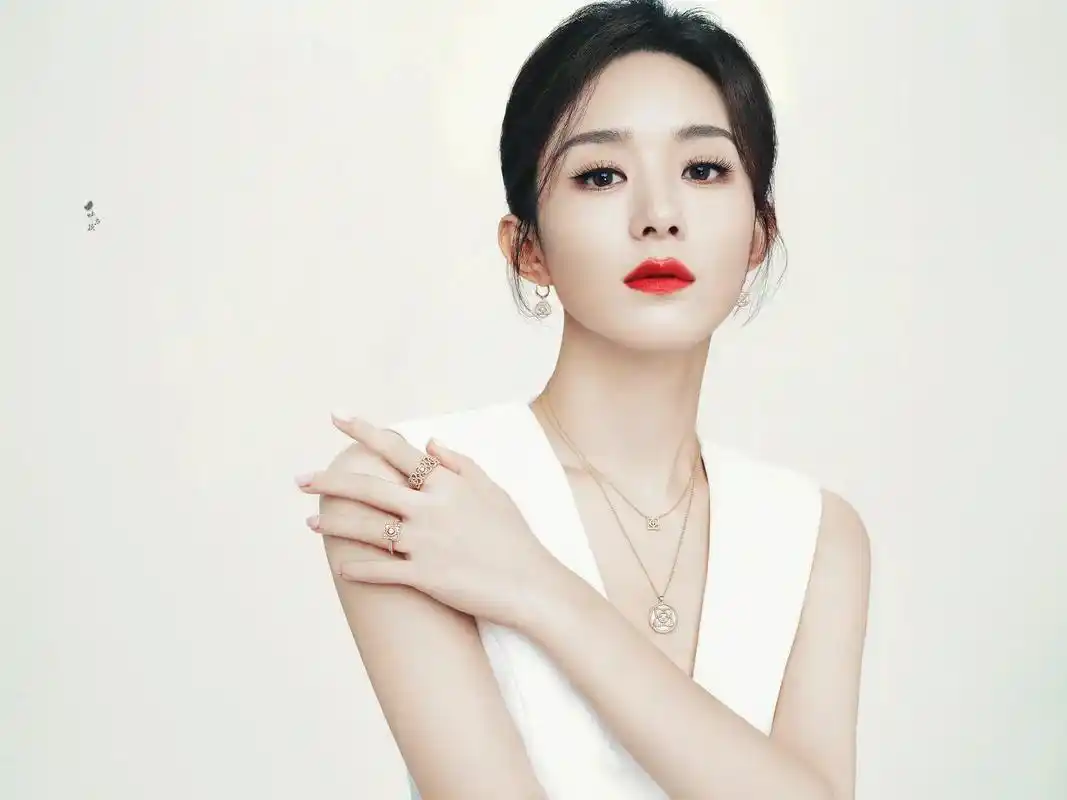 赵丽颖 #戴比尔斯品牌代言人赵丽颖  戴比尔斯|赵丽颖 自 - 兑趑