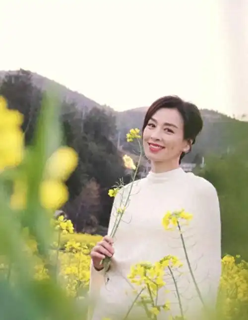 54岁张庭晒最新春日美照身处金黄油菜花田少女感满满