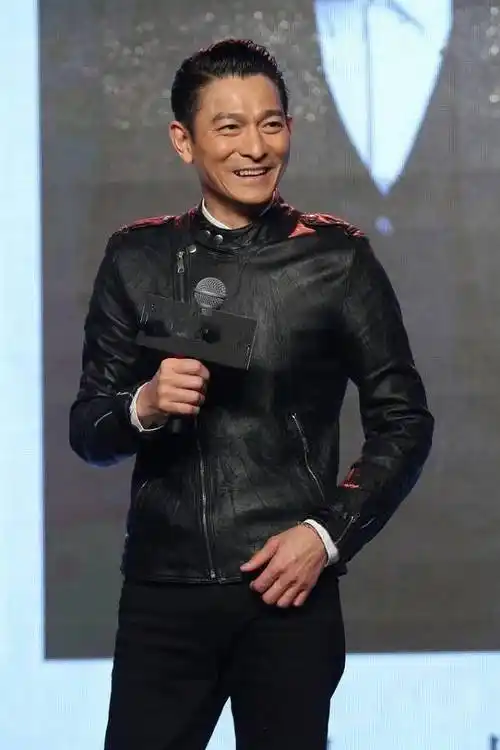 62岁刘德华告诉你:发型一丝不苟,裤子短一截,到老也不油腻_头发_造型