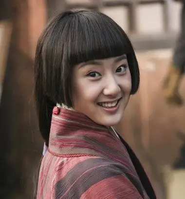 长发在身后盘成坠马髻,所以女生cos秦朝女子造型的时候,发型千万不能