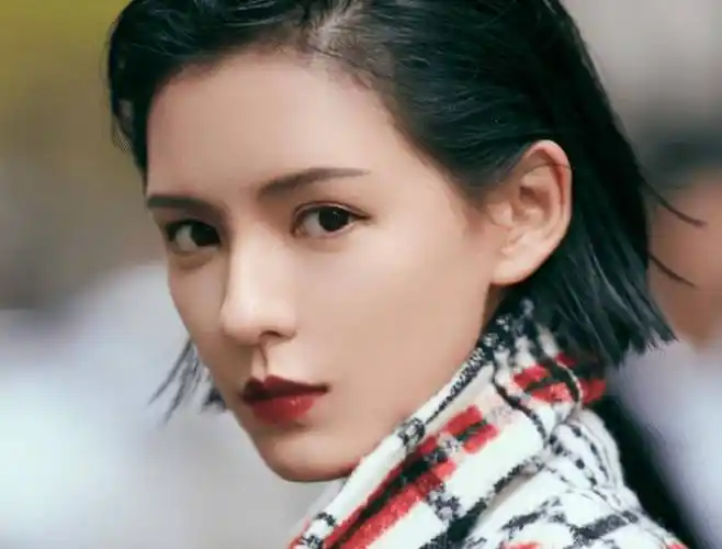 张予曦童年照:五官可爱像极了洋娃娃,有没有整容很明显_照片_时候