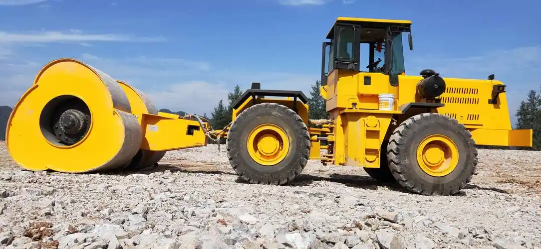 铲车拉的冲击碾压机对于软土路基采用的冲击碾压施工方法