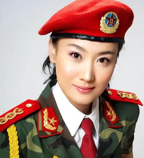 军装还得军人穿这12位女歌手的军装照个个英姿飒爽韵味十足