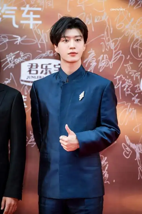 范丞丞深蓝色西装红毯造型##华表奖红毯