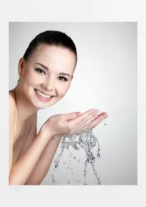 面带着笑容的补水美女摄影高清图片