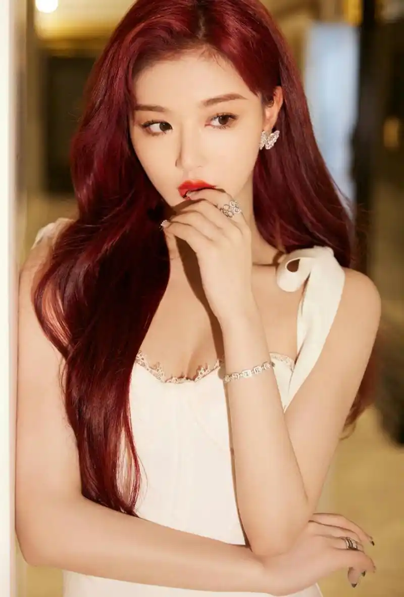 在《蜜蜂少女队》节目中,孔雪儿初登场就用姣好的容貌和潇洒利落的