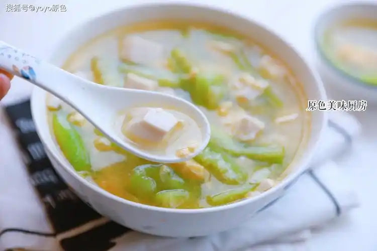 也会有很多人会选择清爽不油腻的家常菜,今天分享一款清爽丝瓜豆腐汤
