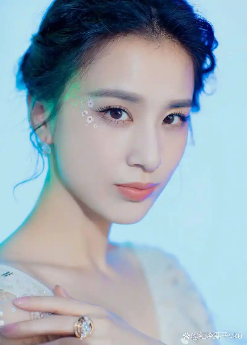 2,黄圣依对老公的前妻确实有诸多不满,但明面上她还是和对方姐妹相