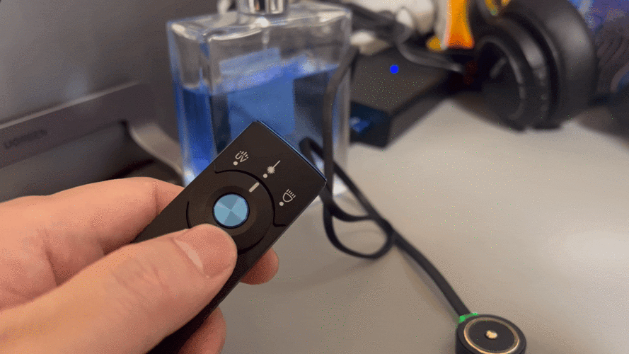 桌面的污渍,在紫外模式下,显出原型了.