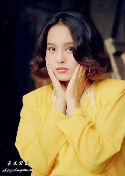 近日,一组宁静年轻时的旧照曝光.