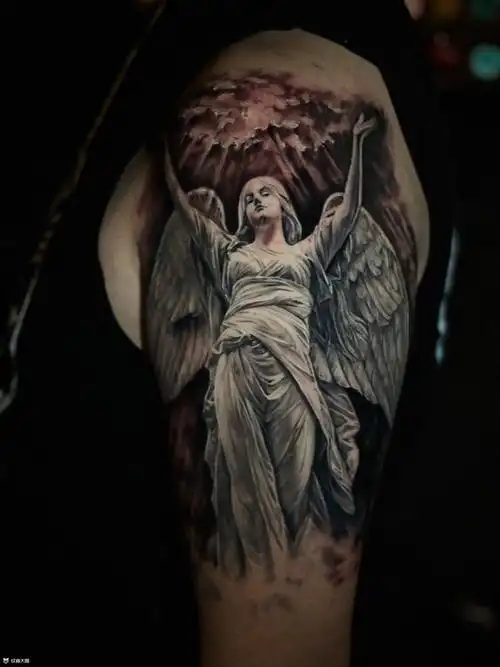 大臂天使纹身大臂天使黑灰写实