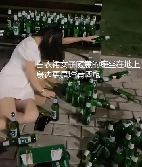 仨女子在深夜街头喝酒,醉成烂泥东倒西歪,姿势不雅毫无形象可言