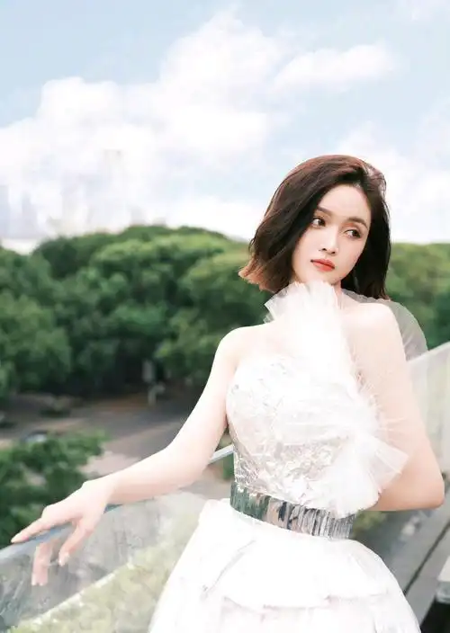 吴宣仪‖小选身穿纱裙翩翩起舞,真的好美