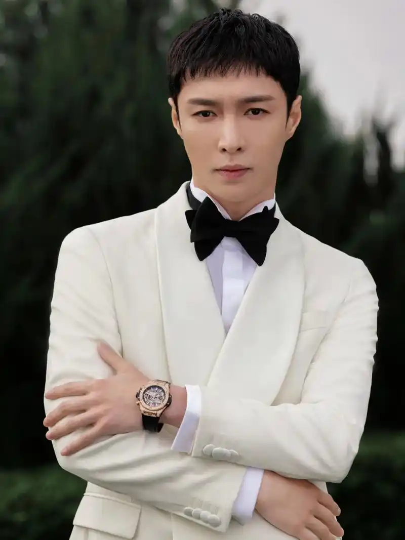 张艺兴北影节红毯生图好绝啊!这个发型真的好显小啊!