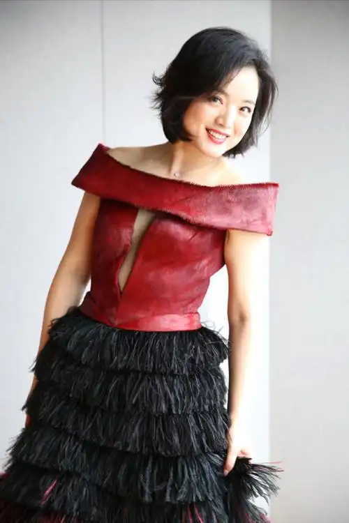 歌手白雪出席第五届丝绸国际电影节 红色蛋糕裙显气质