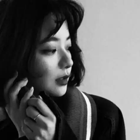 霸气女生头像超拽冷酷黑白短发侧脸