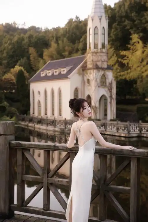 虞书欣白色露背钉珠礼服裙