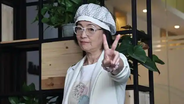 石榴姐苑琼丹息影卖货,年过六旬不断学习创新,一场直播收入百万|演员|