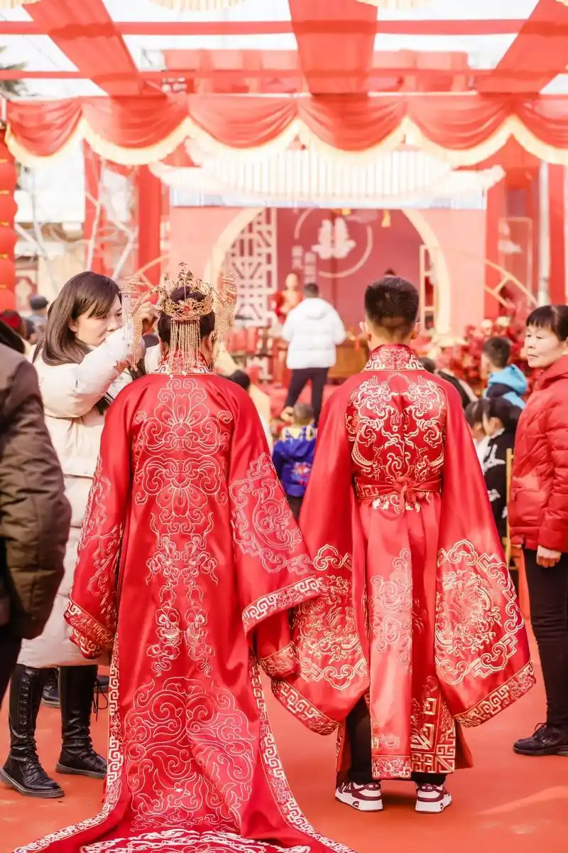 照片出来了.我说一定要给姣红披上凤凰披,明媒正娶,风光大嫁 - 抖音