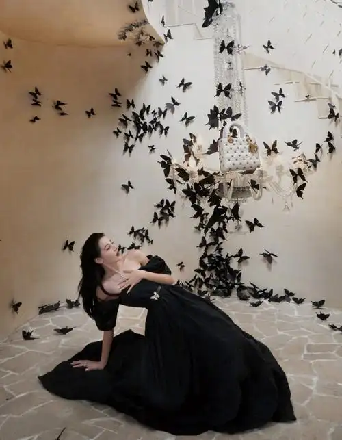 迪丽热巴红秀十一月刊封面##和迪丽热巴一起花路游学