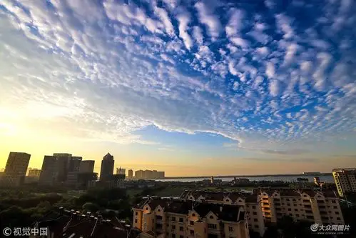 青岛清晨云霞漫天装点城市格外美丽