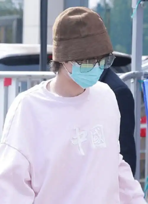 华晨宇不愧内娱精致男孩外出戴口罩还敷面膜难怪看着像20岁
