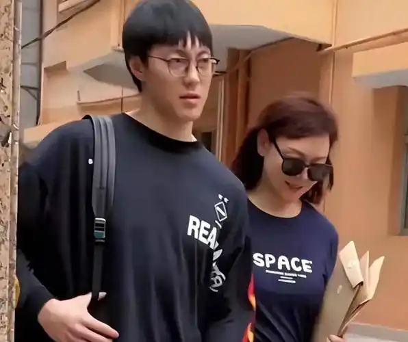 胡明轩妈妈!年近50时尚犹存,皮肤美滑无皱纹,身材依旧时尚