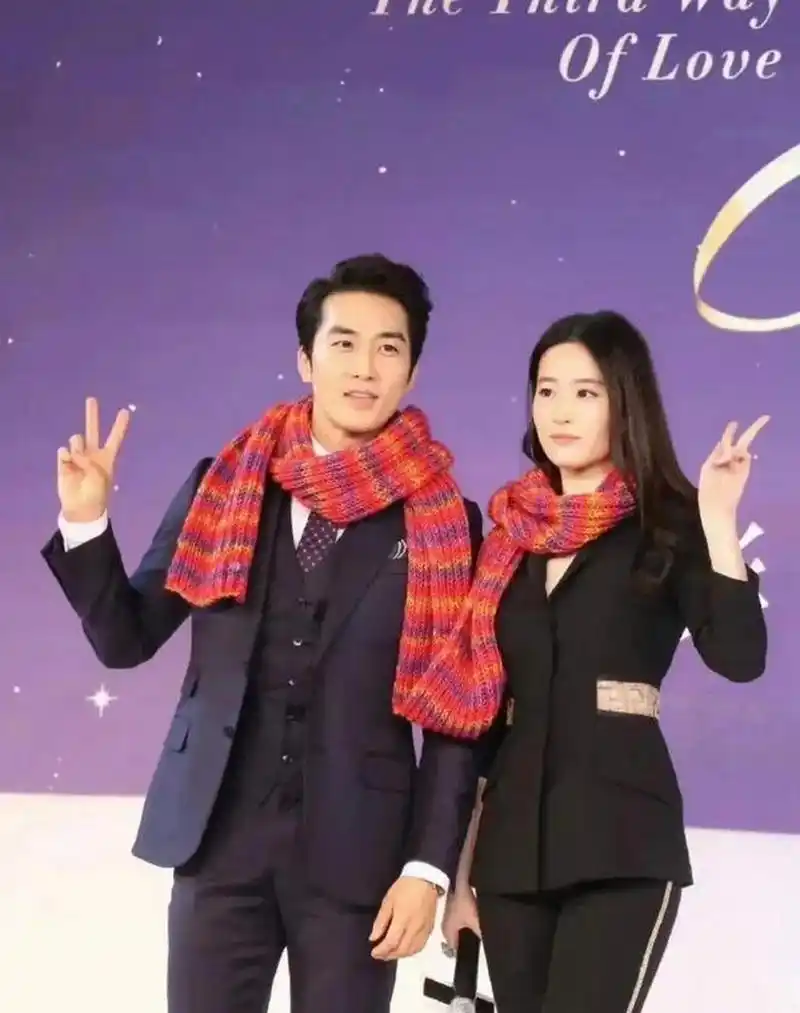 刘亦菲跟宋承宪在一起的时候,还是挺搭的,郎才女貌.