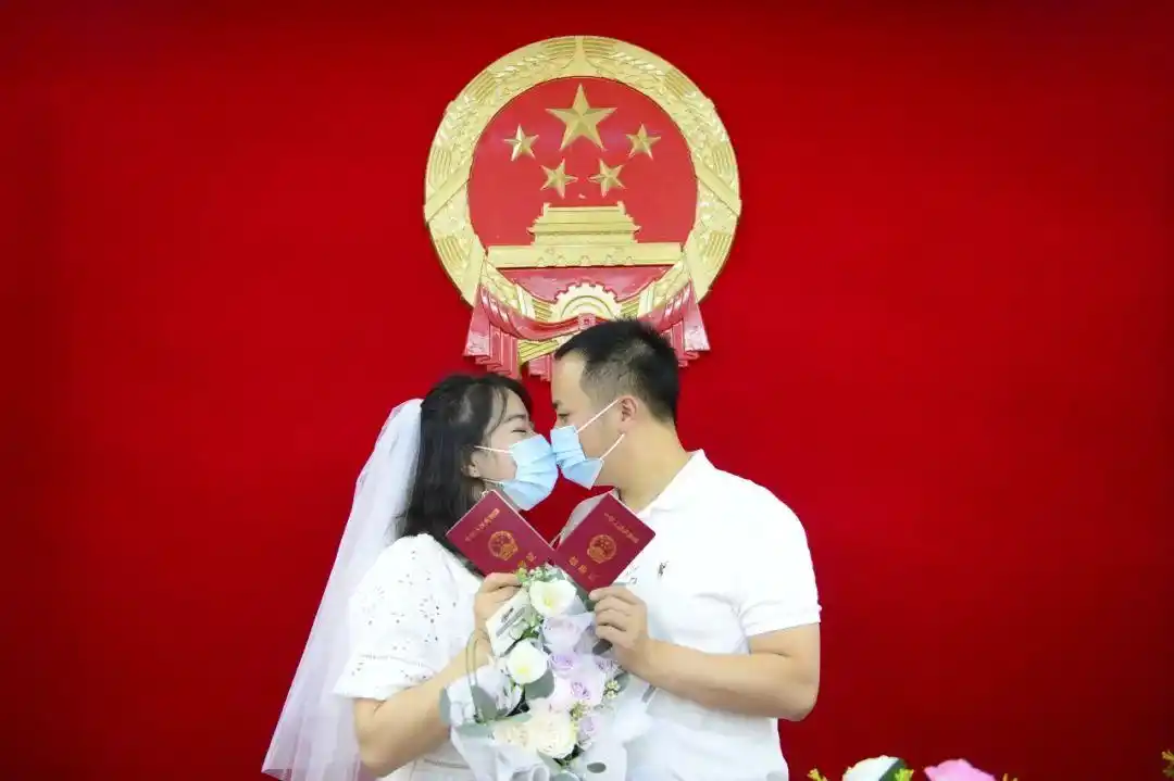 (下称《意见》),提出探索开展婚前辅导,提升结婚颁证服务水平