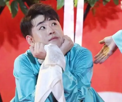 张云雷复出后变油腻大叔,登台表演故意卖丑博人眼球,网友:低俗