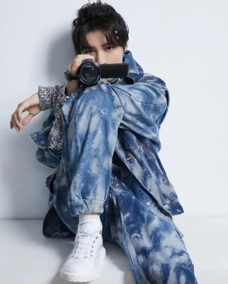 很多的年轻人都非常喜欢牛仔这种时尚元素,王俊凯穿着的这身牛仔套装