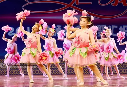 小朋友们正在表演舞蹈.广西新闻网通讯员 蒙增师摄