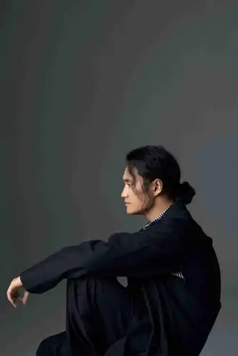 袁弘全新写真赤脚出镜红蓝光影碰撞尽显随性不羁