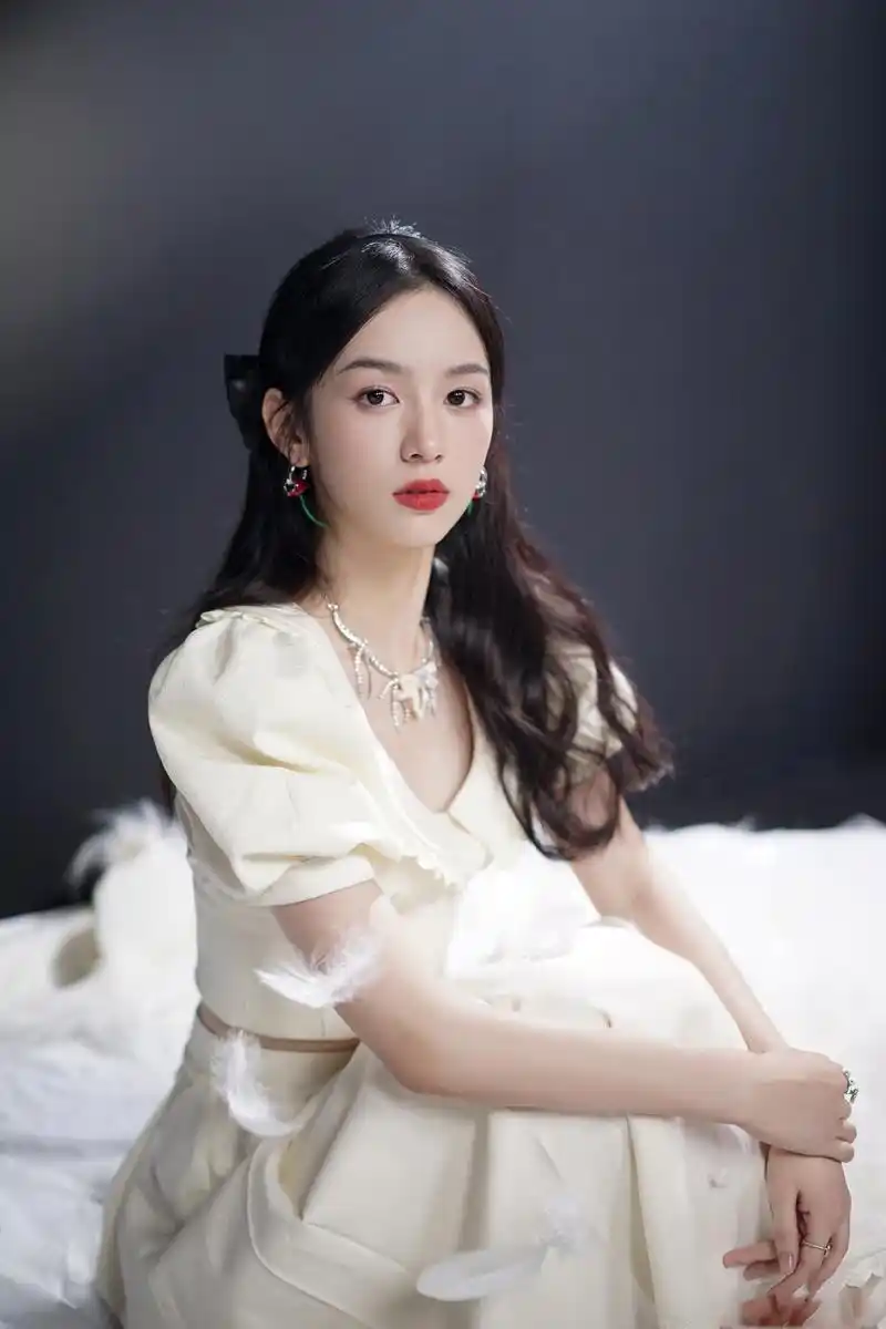 周也最新活动造型身穿奶白色长裙搭配浪漫卷发佩戴樱桃耳环