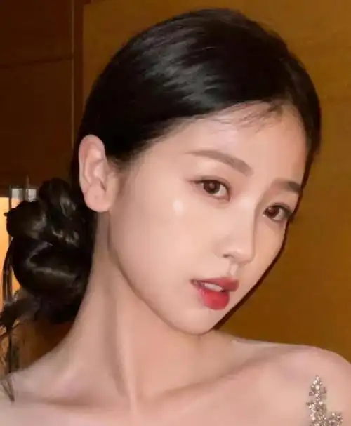 近日,虞书欣身穿鎏金露背长裙拍美照,美貌迷人.