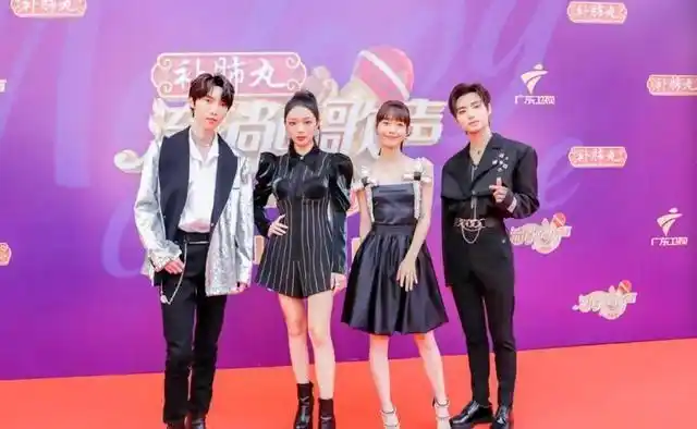 林子祥给李紫婷来了个手背吻李紫婷他特别绅士特别可爱