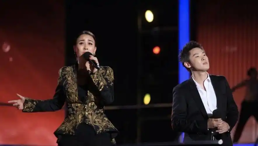 中国好声音第三季周深夸选手歌声比周深厚重