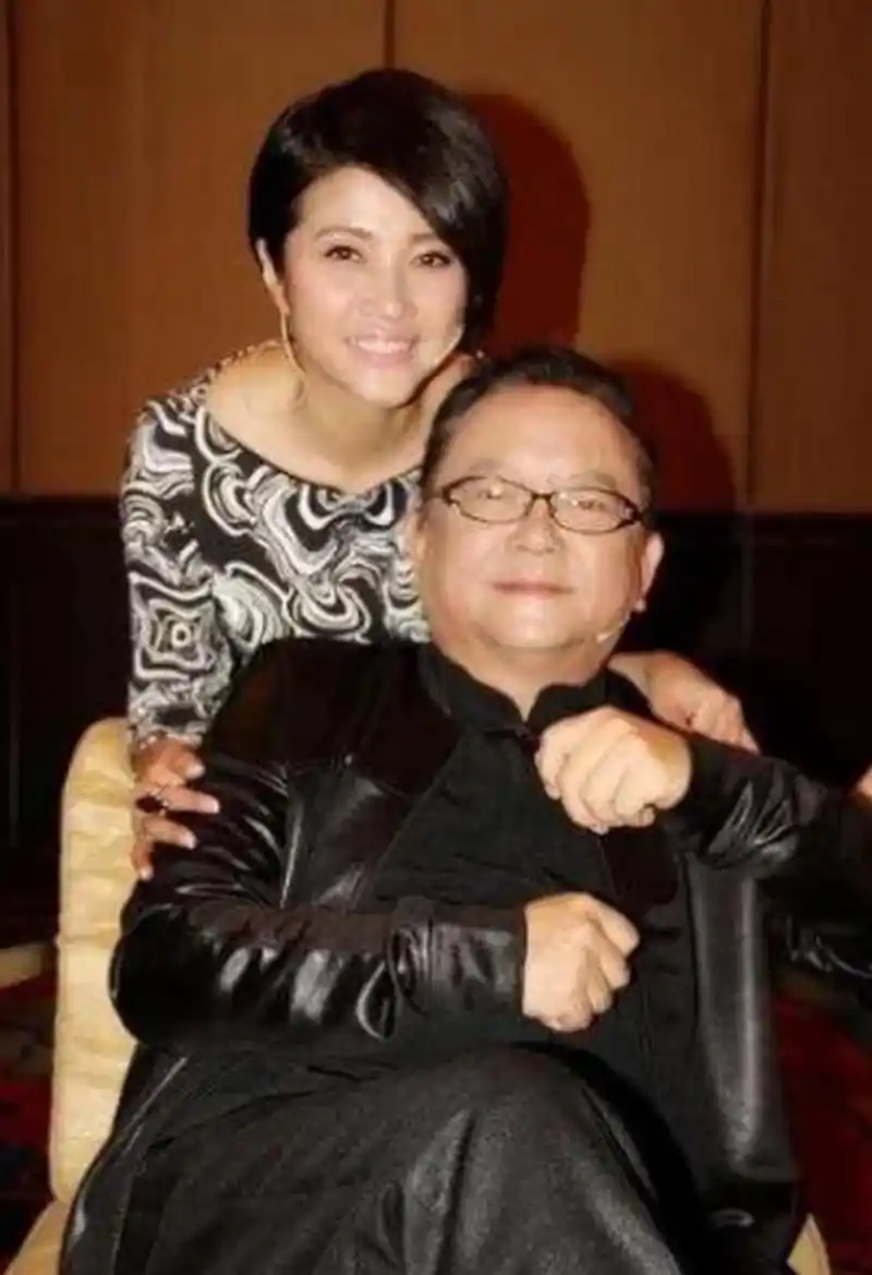 当年,58岁的王刚娶了38岁的女网友郑艳东,两人约定