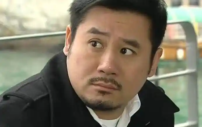 他曾和天王郭富城是同学,跑20多年龙套,是隐藏很深的亿万富豪!