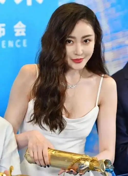 2009年,张天爱因一次偶然机会出演了影视处女作《落樱》.