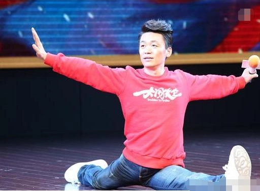 男明星一字马pk赛:吴秀波深藏不露,最后一位在节目现场尴尬了!